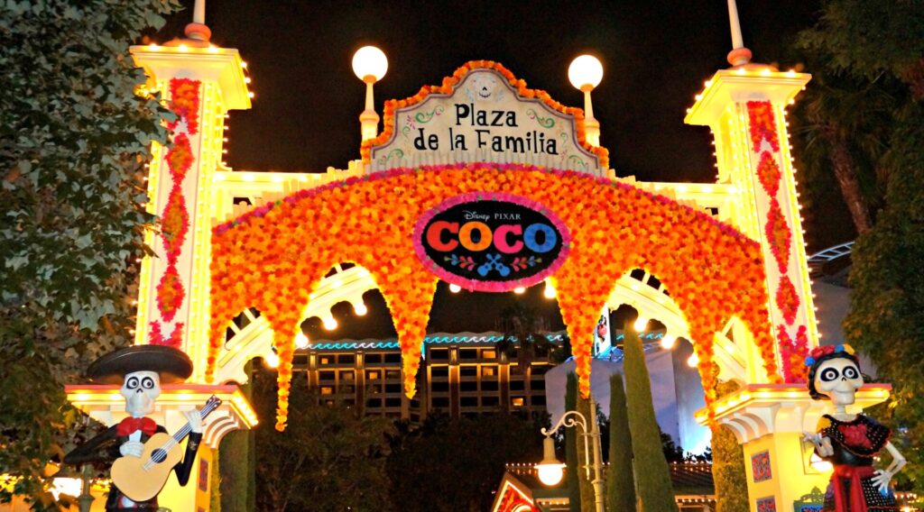 Un homenaje al Día de Muertos Disney California Adventure Park presenta Plaza de la Familia, una celebración emocionante que rinde homenaje al espíritu del Día de Muertos a través de la música, la gastronomía, el arte y las historias inspiradas en la película Coco de Pixar Animation Studios. Hasta el 2 de noviembre, los visitantes pueden disfrutar de la música en vivo en el Paradise Gardens Bandstand, las manualidades temáticas, la decoración a todo color y un menú que celebra la gastronomía mexicana en el Paradise Garden Grill. La nueva Disney Pixar Coco Collection, que se lanzará a principios de septiembre, ofrecerá novedades en ropa, accesorios, gorras y mucho más, todo ello inspirado en la película. Los visitantes pueden cantar y bailar junto a “The Storytellers of the Plaza de la Familia Celebrate the Musical World of Coco” en un espectáculo callejero en el que se celebran los lazos eternos de la familia. Tras cada actuación, pueden posar para tomarse fotos y crear recuerdos nuevos con el personaje de Miguel, quien cobra vida como figura dimensional animada. Frontierland en Disneyland Park también rinde homenaje al Día de Muertos adornando el área cercana al Rancho del Zócalo Restaurante con caléndulas y banderolas de papel picado, así como otras piezas decorativas típicas de las ofrendas de Día de Muertos. Los horarios de todos los espectáculos están disponibles en: disneyland.com.